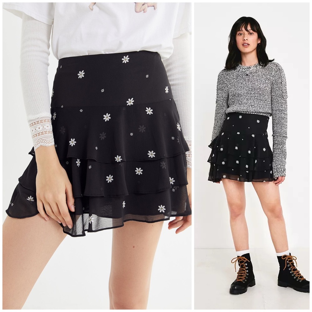 Urban Outfitters Evelyn Tiered Floral Daisy Ruffle Mini Skirt Size M EUC